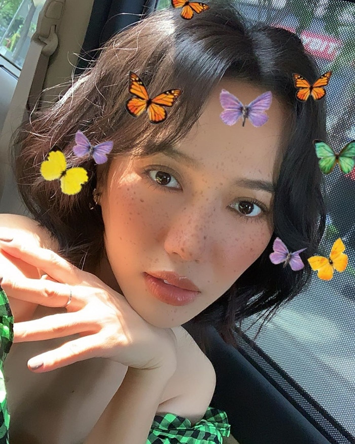 "Mọi người ơi , hãy mang khẩu trang, đem theo dung dịch sát khuẩn khi ra nơi công cộng nhé. Hãy thực hiện các biện pháp phòng chống dịch mà Bộ Y Tế đã đề ra nha. Mỗi người có trách nhiệm để bảo vệ sức khoẻ cho mình, cho gia đình và cộng đồng nhé", Diệu Nhi khuyến cáo mọi người đề phòng bệnh dịch.