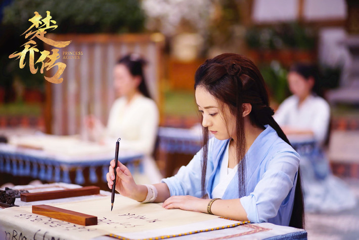 Theo dõi những bộ phim cổ trang Trung Quốc khán giả không khỏi trầm trồ vì thần thái viết thư pháp của loạt sao đình đám như: Triệu Lệ Dĩnh, Lâm Canh Tân... Thực tế, dàn mỹ nhân và nam thần phim cổ trang trên phim chỉ ngồi "diễn sâu" vẽ rồng, vẽ rắn còn chuyện chữ nghĩa đã có nhân viên hậu trường lo. Sự thật trong 10 người thì có đến 9 người "múa chữ" theo nghĩa đen khiến người hâm mộ "cười ngất". Sự thật không phải diễn viên nào cũng có khả năng "múa bút" như trên phim cổ trang. Nhiều diễn viên đã phải nhờ đến người đóng thế ở những phân cảnh khó nhằn này.