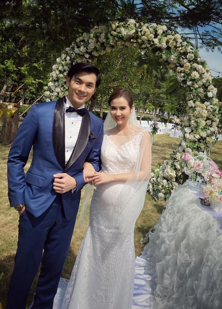 Sao Việt 21/7: "Tình yêu là thứ rất khó hiểu nha, ai đến trước chưa chắc là kể về đích đầu tiên đâu, thời đại 4.0 mà cứ dùng dằng là mất cả chì lẫn chài, bao năm góp gạo thành công cốc trong tích tắc đó", Nhan Phúc Vinh đăng ảnh cưới với Huyền Lizzie hé lộ kết phim "Tình yêu và tham vọng".