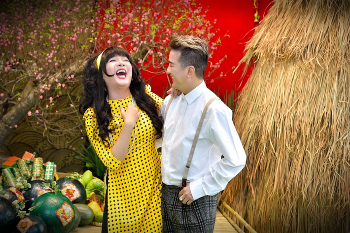 Không ít lần trước đó, Vũ Hà vì "chiều lòng" bạn thân mà chấp nhận hóa thân thành con gái.