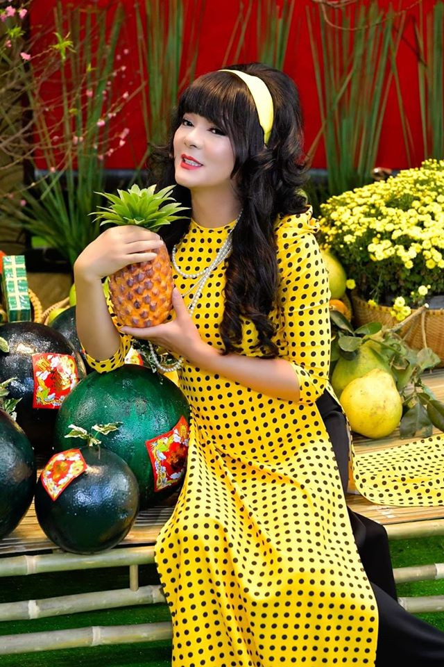 Chia sẻ với PV Người Đưa Tin Pháp luật về những màn giả gái "gây bão", Vũ Hà nói: "Thật ra, tôi rất thích diễn xuất, và hồi nhỏ cũng có học qua về diện ảnh. Tôi thích hóa thân vào nhiều dạng vai khác nhau. Người ta đồn tôi thế này thế kia, nhưng tôi chỉ xem những lần giả gái đó chỉ là vai diễn. Không riêng tôi, mà nghệ sĩ nào cũng vậy thôi, không ai muốn bị "đóng đinh" vào một nhân vật, mà muốn được thử sức ở nhiều vai diễn đa sắc màu. Tôi luôn ước có cơ hội để được hóa thân. Khi cơ hội đến, tôi luôn sẵn sàng thể hiện tốt nhất có thể".