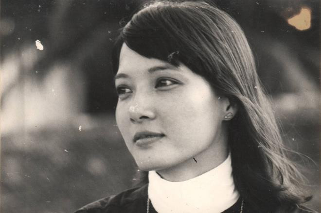 Nhắc tới NSND Lê Khanh, nhiều người nhớ ngay tới vẻ đẹp của người con gái Hà Nội: Duyên dáng, xinh đẹp, đầy trí tuệ và tinh tế.
