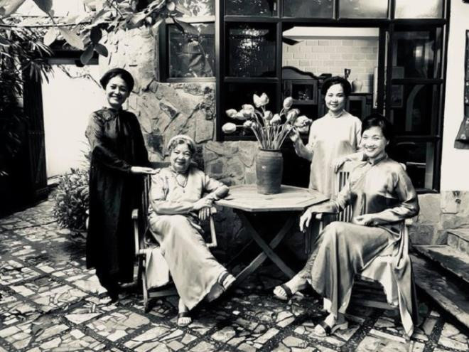 NSND Lê Khanh (ngoài cùng bên phải) tên thật là Trần Mai Khanh. Chị sinh ra trong gia đình giàu truyền thống nghệ thuật. Bố chị là NSND Trần Tiến, mẹ là diễn viên Lê Mai. Chị gái Lê Vân, em gái Lê Vi của chị đều là nghệ sĩ nổi tiếng.