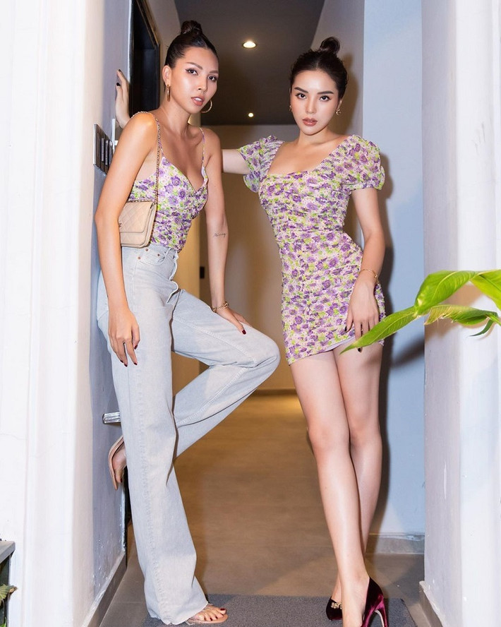 "Một buổi tối tuyệt vời và vui hết mức với những người bạn quen thuộc đáng yêu của tôi", hoa hậu Kỳ Duyên chú thích ảnh diện đồ cùng họa tiết với siêu mẫu Minh Triệu.