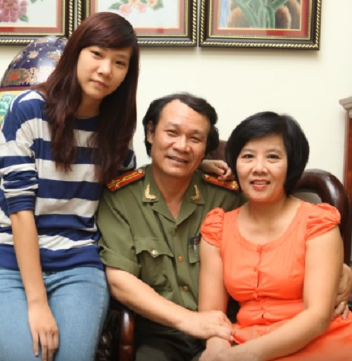 NSƯT Nguyễn Hải tốt nghiệp khóa 7, Đại học Sân khấu Điện ảnh năm 1986. Trước khi đến với nghiệp diễn, diễn viên Nguyễn Hải đã tốt nghiệp trường Đại học Mỏ Địa chất và có nhiều tháng làm kĩ sư khai thác hầm và lò ở Quảng Ninh. Hiện tại, NSƯT là Đại tá Công an Nhân dân, phó trưởng Đoàn Kịch nói Công an Nhân dân. Ở tuổi 62, diễn viên Nguyễn Hải có cuộc sống hạnh phúc bên gia đình.