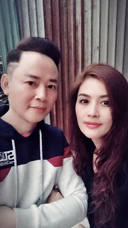 Vợ thứ 2 của Tùng Dương là Hoa Thúy - nữ diễn viên góp mặt trong nhiều bộ phim nổi tiếng, trong đó có Cảnh sát hình sự. Tùng Dương - Hoa Thúy kết hôn khi nữ diễn viên tròn 18 tuổi, trùng với thời điểm cô góp mặt trong Cảnh sát hình sự phần một năm 1997. Sau khi cuộc hôn nhân đầu tiên tan vỡ, Hoa Thúy có nhiều năm làm mẹ đơn thân. Tới năm 2010, cô tái hôn với một doanh nhân hơn 18 tuổi. Sau đó, Hoa Thúy sinh liên tiếp 2 cậu con trai. Nữ diễn viên tạm ngừng sự nghiệp trong nhiều năm để dành thời gian chăm sóc gia đình.