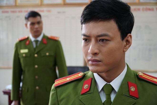 Một trong những gương mặt nổi bật của dòng phim Cảnh sát hình sự là diễn viên Lê Hồng Đăng. Năm 2008, khi 24 tuổi, nam diễn viên khiến khán giả bất ngờ khi kết hôn. Cả hai đã có gần 10 năm quen biết trước khi nên duyên vợ chồng. Bà xã của Hồng Đăng hiện kinh doanh tại Hà Nội.