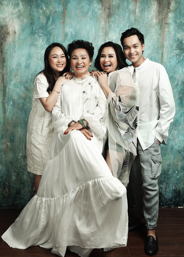 Trên trang cá nhân, diva Thanh Lam thường chia sẻ hình ảnh chụp cùng mẹ là NSƯT Thanh Hương và các con. Loạt ảnh 3 thế hệ trong gia đình của nữ ca sĩ thường nhận được sự chú ý và những lời khen ngợi từ khán giả.