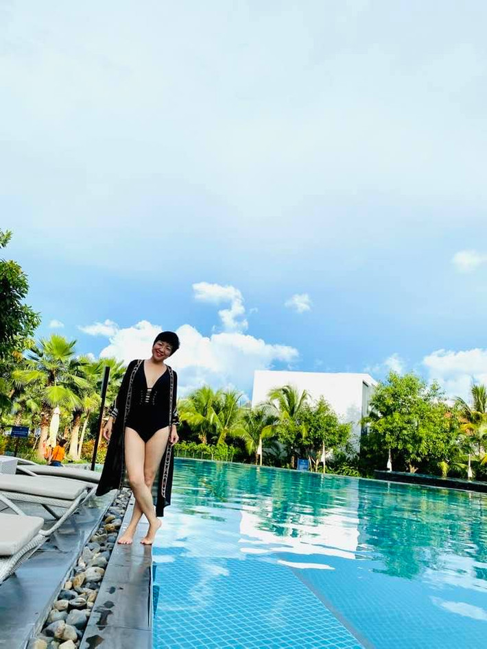 Trên trang cá nhân, MC Thảo Vân mới tung loạt ảnh mặc bikini, khoe vóc dáng gợi cảm gây bất ngờ.