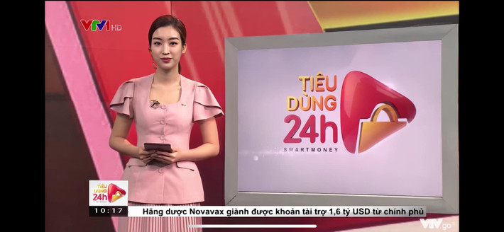 "Nhìn lên hình trông cứ bị nghiêm túc ý nhỉ", hoa hậu Đỗ Mỹ Linh khoe ảnh khi dẫn sóng truyền hình VTV.