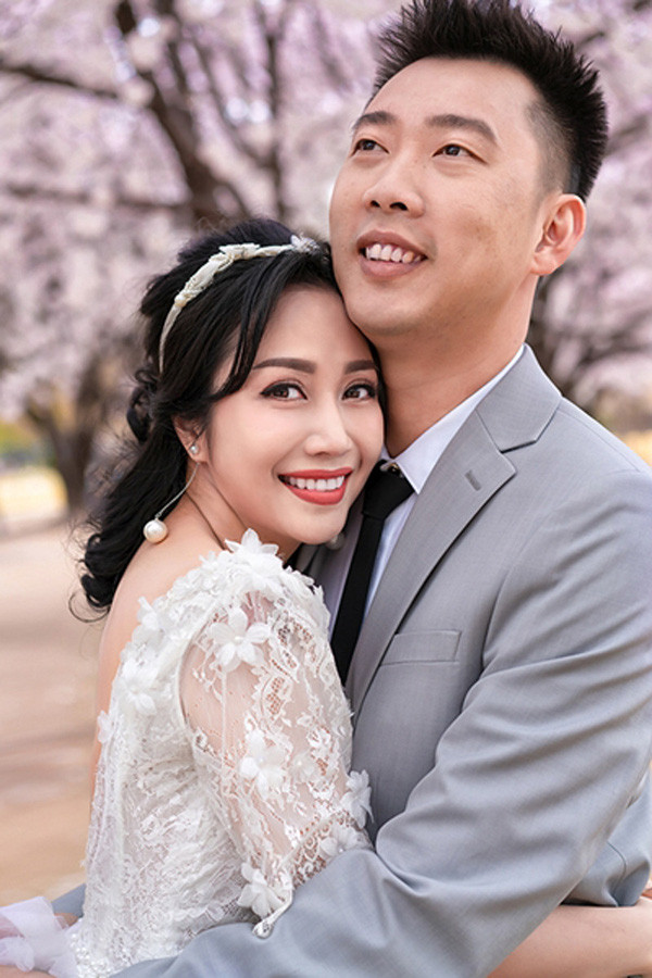 Năm 2007, Thanh Vân và Minh Trí tổ chức lễ đính hôn tại nhà gái ở Hải Phòng. Giữa họ tiếp tục mâu thuẫn đến mức chia tay lần hai. Tuy nhiên, một năm rưỡi sau, họ lại trở về bên nhau. Sau 10 năm yêu, cả hai kết hôn vào tháng 10/2008. Hình ảnh này là ảnh kỉ niệm 11 năm ngày cưới của Ốc Thanh Vân và chồng tại Hàn Quốc.