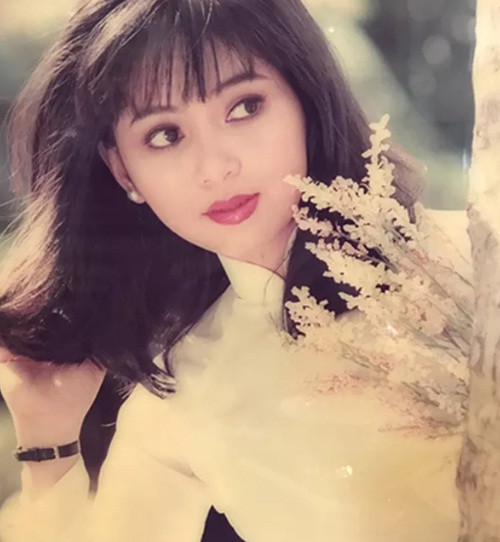 Diễn viên Thủy Tiên từ diễn viên phim "mỳ ăn liền" đến bà trùm thương hiệu xa xỉ: Trước khi trở thành doanh nhân thành đạt như hiện tại, Thủy Tiên từng tham gia các bộ phim "mỳ ăn liền": Vị đắng tình yêu, Chân dung màu đỏ, Cô gái điên, Tôi và em... Chị còn nổi tiếng với danh hiệu là "người mẫu ảnh lịch". Sau một thời gian "dạo chơi" với phim ảnh, Thủy Tiên chuyển sang làm tiếp viên hàng không.