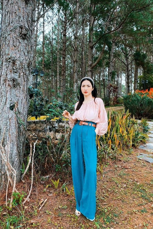 Hòa Minzy học cách tạo dáng của phụ nữ thế hệ trước.