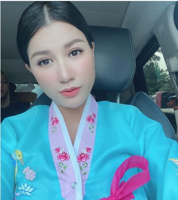 Trên instagram, Trang Trần gây chú ý khi đăng status: "Em không khóc bởi sự tổn thương anh gây ra đã là quá nhiều, chưa bao giờ thấy lòng nhẹ bấc. Đêm nay đưa ra một cảm xúc chính xác nhất: Buông!". Chia sẻ đầy tâm trạng của người mẫu Trang Trần khiến cư dân mạng nghi ngờ cô và chồng đang rạn nứt tình cảm.