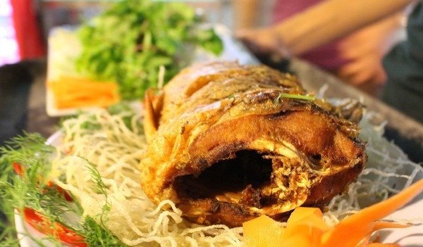 Cá chép sông Hồng chiên giòn thơm vàng ngọt đậm.