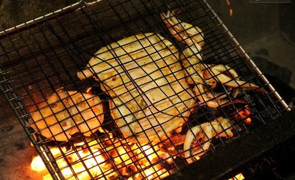 Món mực một nắng nướng than hoa khá được ưa thích ở khu phố này.