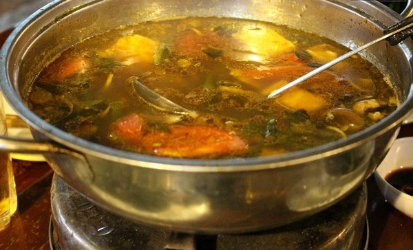 Món lẩu cá sông chua ngọt. Một bếp lẩu/nướng dành cho từ 4 đến 6 người ăn giá chỉ khoảng 300.000 - 400.000 đồng. Mức giá này đã bao gồm đủ loại đồ ăn phụ và các loại rau kèm theo.