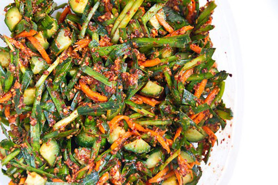 Để làm kim chi dưa chuột bạn chỉ cần bổ dưa làm 4 nhưng không tách rời nhau sau đó trộn với sốt trong 5h là có thể ăn ngay lập tức. Sốt kim chi dưa chuột hơi khác các loại khác. Thành phần sốt gồm có cà rốt thái sợi, tỏi tươi bóc vỏ băm nhuyễn, lá hẹ tươi, vừng rang, bột ớt và mật ong.