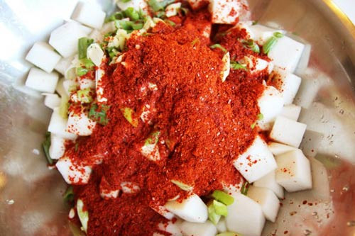Cách làm kim chi củ cải cũng không khác nhiều. Bạn cần gọt củ cải thái miếng vuông hoặc dài vừa ăn sau đó ướp với muối trong 5h cho ngấm. Cuối cùng trộn củ cải ướp muối với hỗn hợp sốt ớt, cà rốt, hành và cho vào lọ ủ trong 2ngày là có thể ăn được.