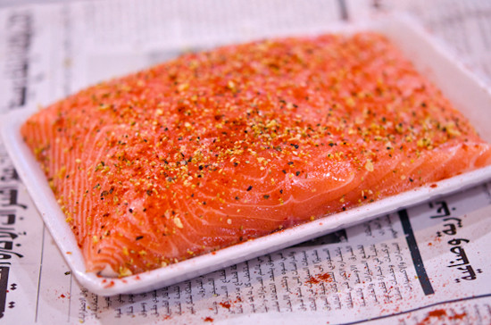 Các chuyên gia cho rằng, thực phẩm giàu protein như thịt bò, trứng, cá hồi... có thể kích thích sản sinh nhiệt tốt hơn các thực phẩm khác. Chúng giúp cơ thể tăng nhiệt tốt hơn so với những thực phẩm chứa tinh bột hoặc chứa chất béo, vì thế chúng có khả năng giữ ấm tốt hơn.