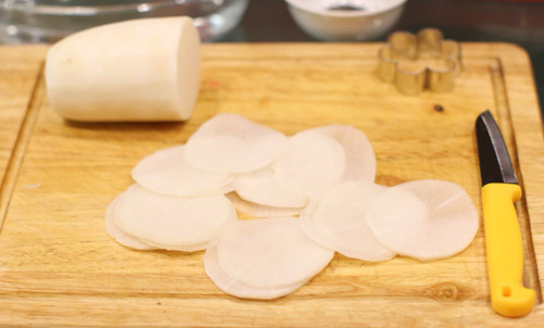 Bước 1: Thái củ cải trắng thành từng khoanh tròn, mỏng hoặc dạng thanh dài chừng 2 đốt tay theo ý thích.