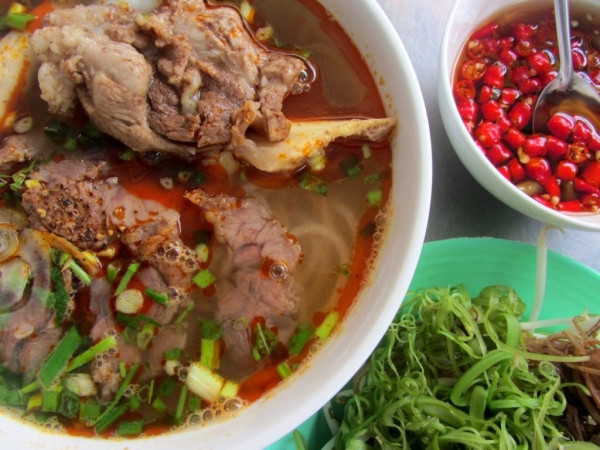 Bún bò Huế là món ăn trưa khách Tây mê nhất Sài Gòn. Họ đánh giá đây là một món ăn tổng hợp rất nhiều nguyên liệu: bún, bắp bò, nạm bò, gân bò, xương ống, sả, gừng, tỏi, hành tây, giò heo.