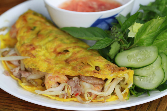 Bánh xèo được làm từ bánh bột gạo với phần nhân từ tôm giá đỗ, thịt bò, thịt lợn xay, rau sống... Các nguyên liệu này hòa quyện với nhau tạo nên món bánh đơn giản nhưng rất ngon. Với người nước ngoài món bánh xèo khá hoàn hảo để ăn trưa.