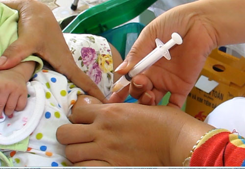 Ngoài ra, tình trạng phản ứng của bé trong những lần tiêm trước cũng cần được liệt kê đầy đủ.