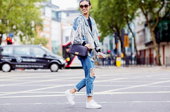 Hay cả cây denim sẽ thêm trẻ trung với kiểu sneakers trắng.