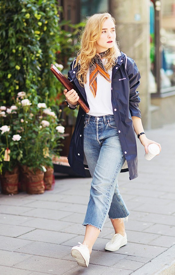 Giày sneakers và quần jeans lửng, áo jacket giúp bạn luôn trẻ trung, năng động.