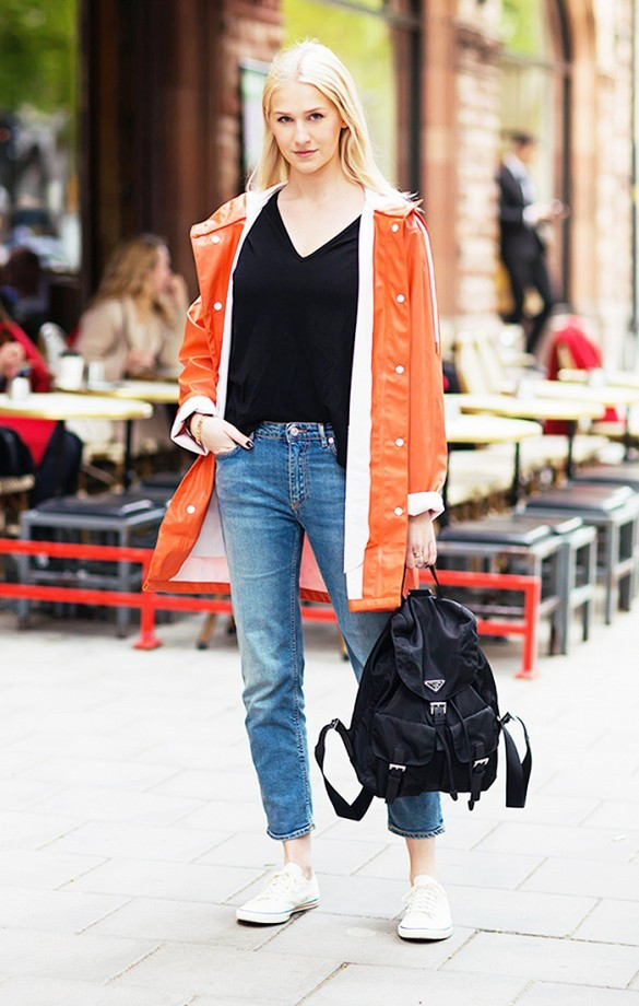 Muốn phối đồ với giày sneakers trắng ngày lạnh, quần jeans và áo gió rực rỡ là lựa chọn tuyệt vời giúp bạn khoe vẻ năng động.