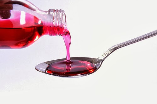 Cách cho bé uống sirô tưởng chừng đơn giản nhưng các mẹ vẫn cần lưu ý nhiều điểm. Theo bác sĩ Trương Hữu Khanh khi cho bé uống siro cha mẹ cần chú ý những vấn đề sau: Đầu tiên khi mua sirô cần xem kĩ nhãn mác, hạn sử dụng để tránh mua phải hàng giả, hàng hết hạn.
