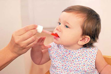 Cha mẹ không được để con tự lấy sirô uống vì bé có thể uống thẳng vào chai hoặc uống quá nhiều, bé có thể bị sặc.