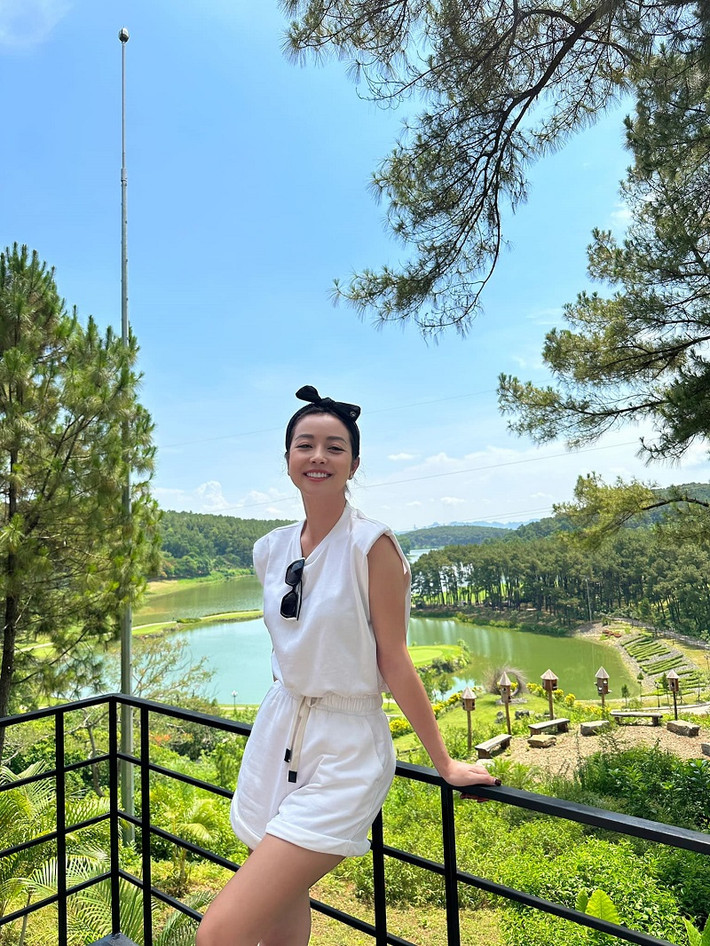 Nàng hậu chia sẻ: "Đi tránh nóng ở một nơi thơ mộng và mát mẻ không kém gì Đà Lạt ở giữa Tràng An. Phát hiện thêm một điểm du lịch quá tuyệt vời cho cả gia đình".