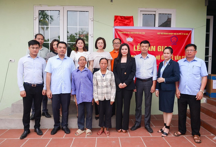 Chia sẻ về dự án thiện nguyện này, Hoa hậu Phan Kim Oanh cho hay: “Tôi thấy vinh dự và hạnh phúc khi được lan toả yêu thương đến với cộng đồng. Việc xây dựng ngôi nhà đại đoàn kết cho những người có hoàn cảnh khó khăn là hoạt động mang tính nhân văn cao”.