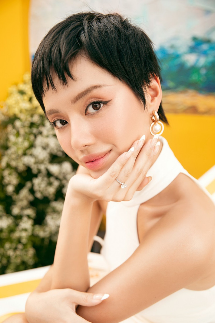 Trong khi đó, "cô em trendy" Khánh Linh cũng góp mặt tại sự kiện cùng các người đẹp. Cô để tóc ngắn cá tính.
