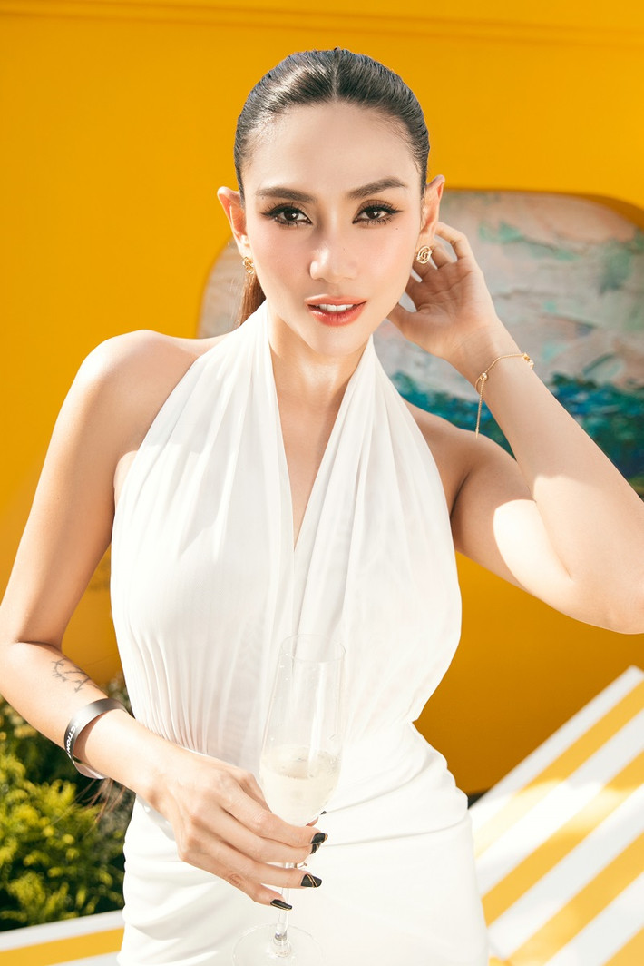 Sau chuyến đi nước ngoài thăm hôn phu, siêu mẫu Võ Hoàng Yến đã tái xuất với các hoạt động giải trí.