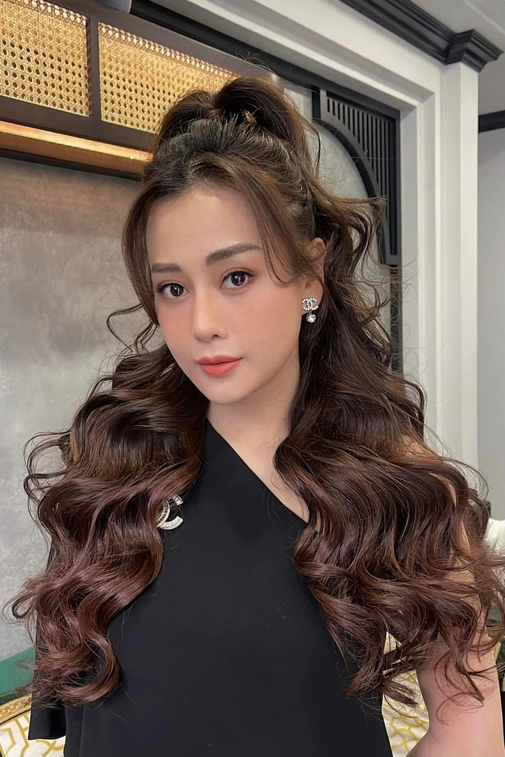 Tuy vậy, có thể nữ diễn viên bị trang phục "dìm dáng" khi lựa chọn mẫu váy giấu vòng hai.