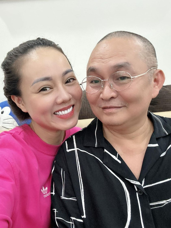 Ngọc Hà - vợ NSND Công Lý cũng khoe ảnh chụp cùng nghệ sĩ Xuân Hinh. Cô chia sẻ hài hước: "Hôm nay cụ Hinh, chị Huyền Chèo qua thăm em bé Lý. Mà cười từ lúc đến cho tới lúc về. Cụ Hinh vẫn duyên dáng, đáng yêu".