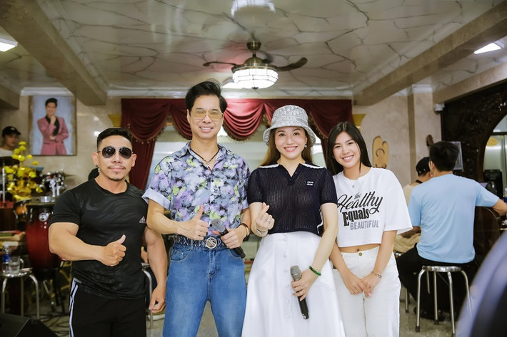 Được biết, dàn nghệ sĩ nổi tiếng góp mặt trong liveshow là những người anh em, học trò của Ngọc Sơn như: Duy Mạnh, Thanh Thảo, Dương Ngọc Thái, Hoàng Châu, Lương Gia Huy, Quách Tuấn Du, Hồ Văn Cường, Randy, lực sĩ Phạm Văn Mách, S Quang Ngọc, Đỗ Minh Quân, Hồng Gấm, Kiều Lệ, Sơn Hạ, Trúc Anh, ca sĩ nhí Phong Thiên...