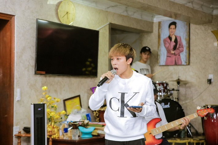 Hồ Văn Cường cũng góp mặt trong đêm nhạc. Giọng ca trẻ và Ngọc Sơn song ca ca khúc Hướng về miền Trung, Hàn Mạc Tử...