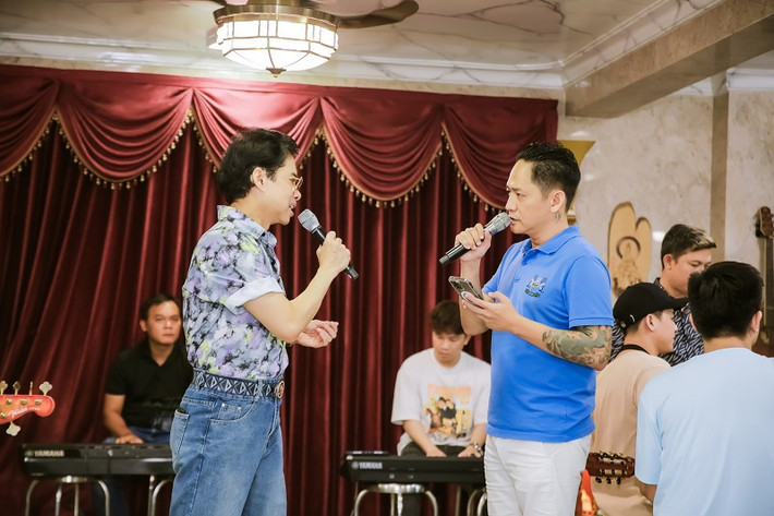 Đáng chú ý, đây cũng là lần đầu tiên Ngọc Sơn kết hợp trên sân khấu với Duy Mạnh.