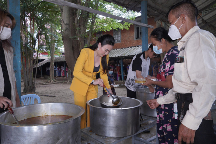 Bên cạnh đó, cô còn đi tham quan ngôi chùa nổi tiếng nhất Myanmar, tham gia nhiều hoạt động thiện nguyện tại đây trong vai trò hoa hậu đương nhiệm.