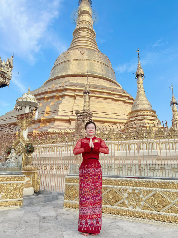 Phan Kim Oanh sinh năm 1988 tại Hải Phòng, hiện đang sinh sống và làm việc tại Hà Nội. Cô là một diễn viên đa năng, được đông đảo khán giả biết đến qua các bộ phim như: Những cô gái trong thành phố, Về nhà đi con, Làng ế vợ, Đại gia chân đất, Lửa ấm, Tình yêu và tham vọng...