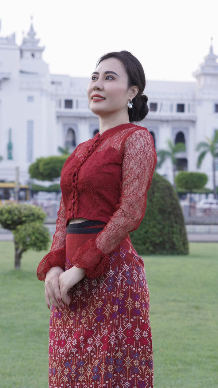 Lý giải việc gần 7 tháng sau đăng quang mới trở lại Myanmar, nàng hậu chia sẻ: “Như mọi người đã biết, tôi đăng quang Hoa hậu Quý bà Hoà bình Quốc tế năm 2022 tại Myanmar. Tuy nhiên, tôi bận hoàn thành tấm bằng thạc sĩ, tham gia các hoạt động thiện nguyện tại Việt Nam. Vì thế, tôi chưa quay lại hoạt động với vai trò hoa hậu đương nhiệm trên đất nước Myanmar. Lần trở lại này, ngoài việc tham gia các sự kiện giao lưu văn hoá, tôi còn muốn mọi người nơi này biết rõ hơn về đất nước Việt Nam tươi đẹp. Đặc biệt, tôi muốn chứng minh cho bạn bè quốc tế thấy hình ảnh người phụ nữ Việt Nam luôn dũng cảm, tự tin và trí tuệ”.
