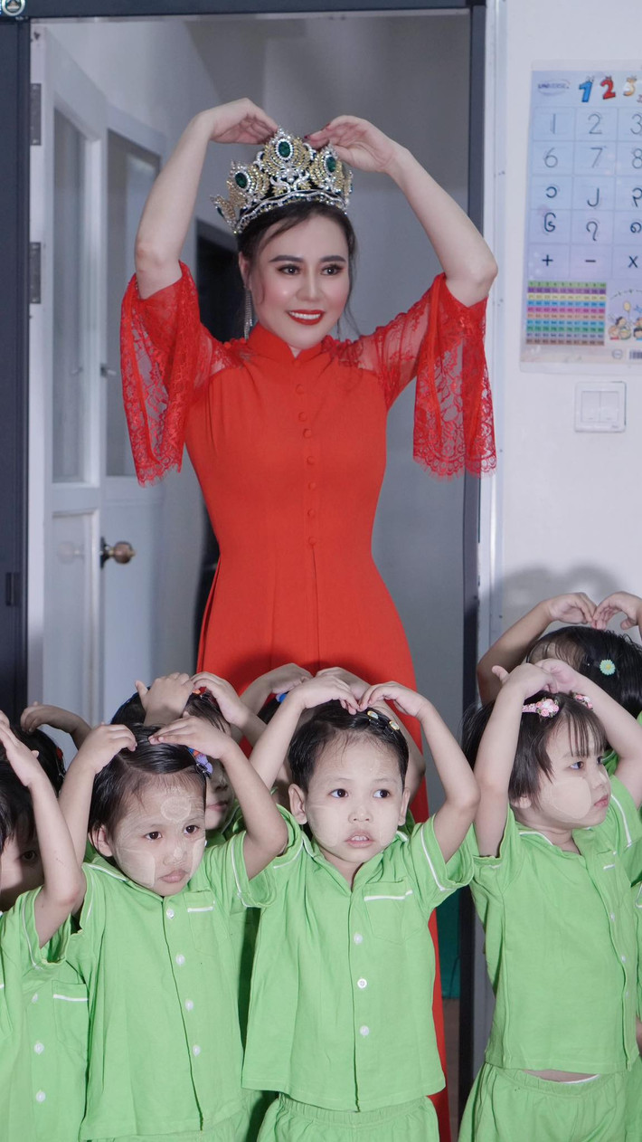 Nàng hậu tới thăm và trao quà cho các em nhỏ có hoàn cảnh khó khăn tại đất nước Myanmar.