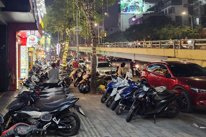 Tuy nhiên, sau gần 1 năm nhìn lại kết quả, cuộc chiến giành lại vỉa hè của Hà Nội gần như "về mo". Sau những ngày "gióng trống mở cờ", đến nay, trên các tuyến phố gần như vắng bóng lực lượng chức năng đi lập lại trật tự đô thị.