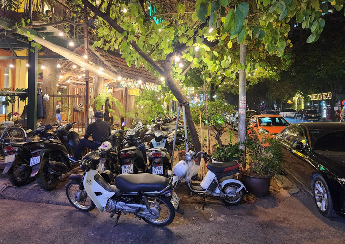 Đề cập đến lý do tình trạng lấn chiếm vỉa hè chưa được giải quyết triệt để, Trung tướng Nguyễn Hải Trung, Giám đốc Công an TP Hà Nội cho biết, đây là nguồn thu nhập chính của bộ phận không nhỏ người dân gắn với kinh doanh trên hè phố, quen thuộc với văn hóa vỉa hè.