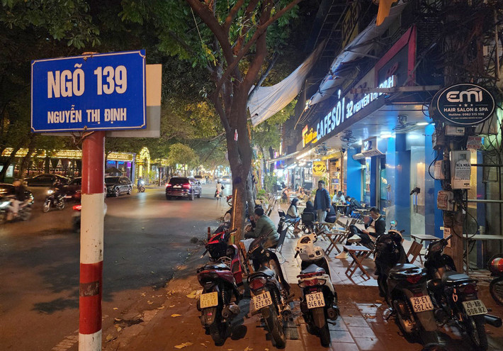 Vỉa hè đường Nguyễn Thị Định (quận Thanh Xuân) là nơi buôn bán của các hàng quán từ nhiều năm nay, gây cản trở người đi bộ.