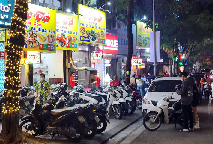 Cuối tháng 2/2023, các quận nội thành của TP Hà Nội đồng loạt ra quân giành lại vỉa hè cho người đi bộ. Thời điểm đó, lãnh đạo từ thành phố đến các quận, huyện đều thể hiện quyết tâm lập lại trật tự lòng đường, vỉa hè.